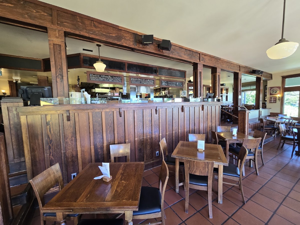 Spinnakers Gastro Brewpub & GuestHouses