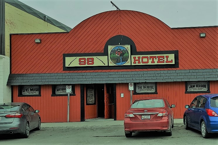 98 Hotel & Bar